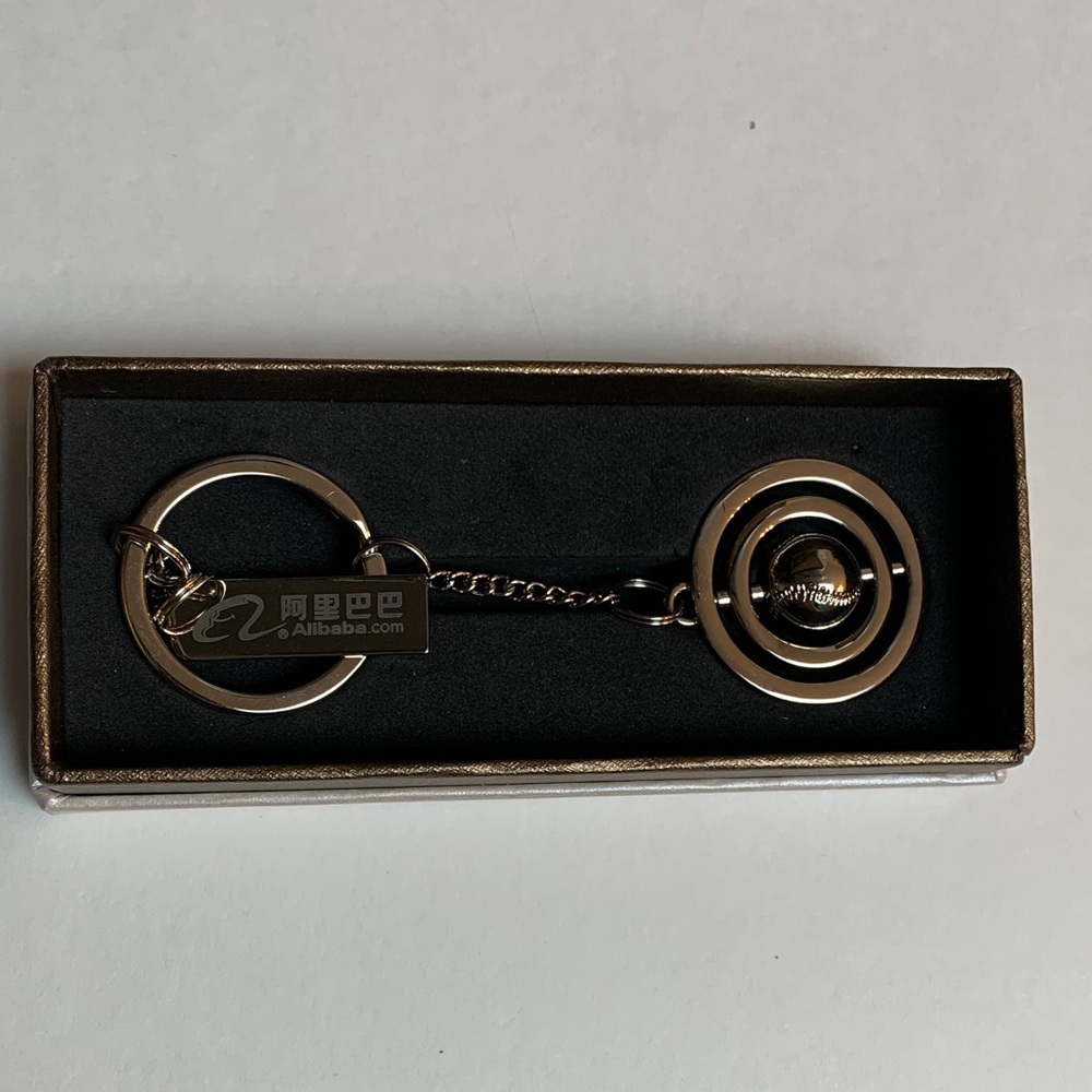 Alibaba Elegant Gold Keychain with Circular Design. Brand new. Great for gifts 🎁